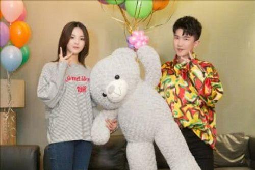 娱乐718快乐你我他吃瓜,快乐你我他，一起吃瓜解闷